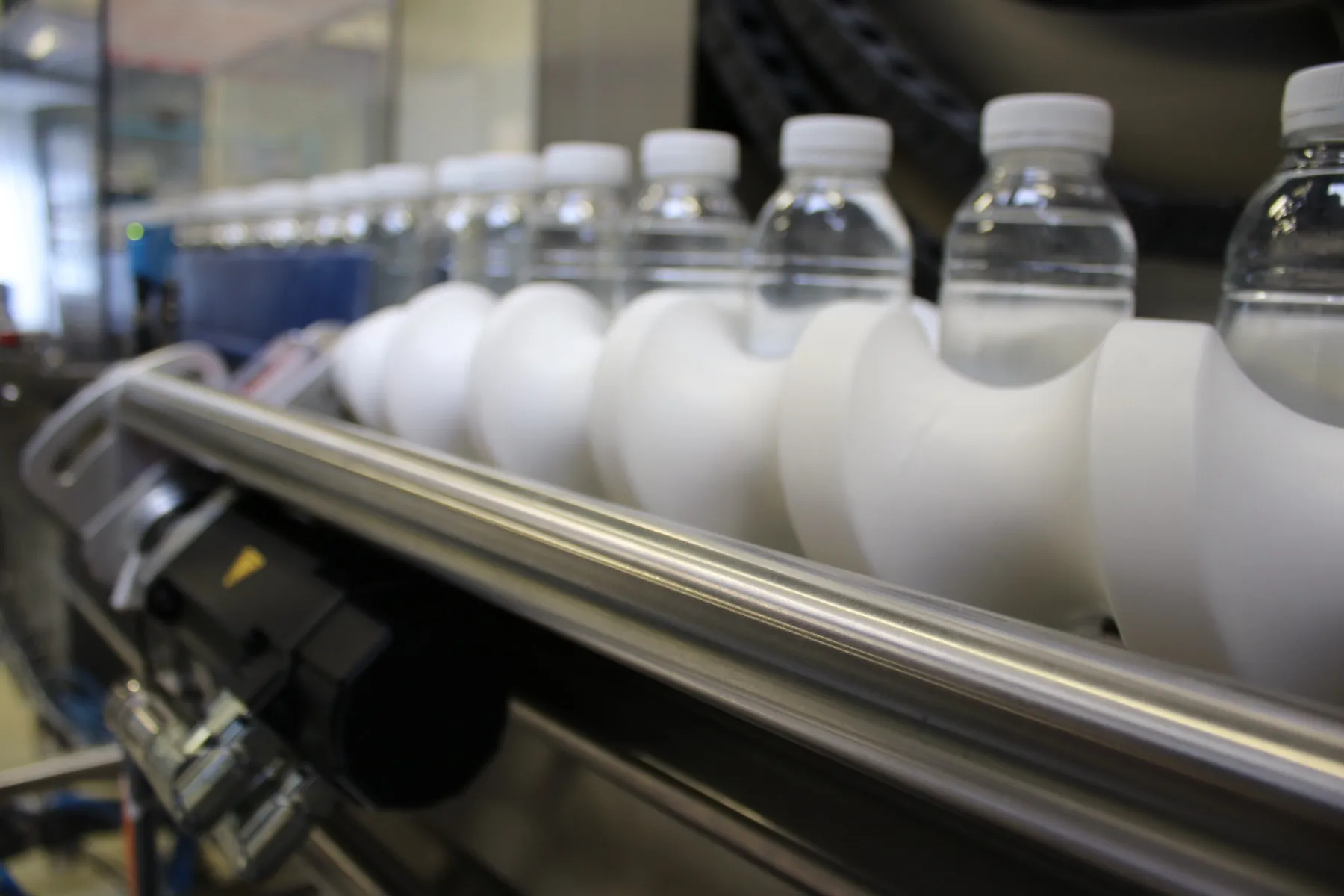 Timing screw guiding PET bottles through a high-speed packaging line