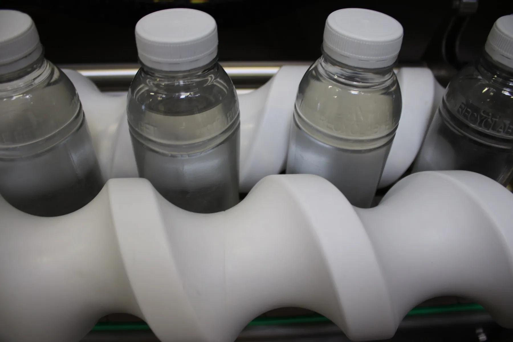 Top-down view of timing screw between filler stations